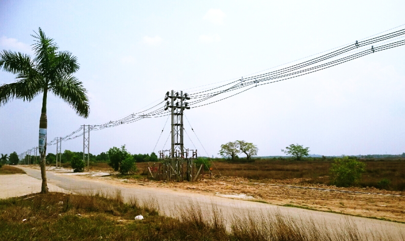ミャンマーの工業団地付近の送電線設備
