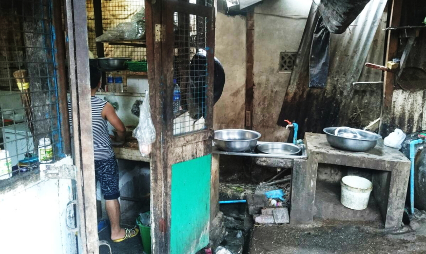 ミャンマーのローカル食堂の厨房