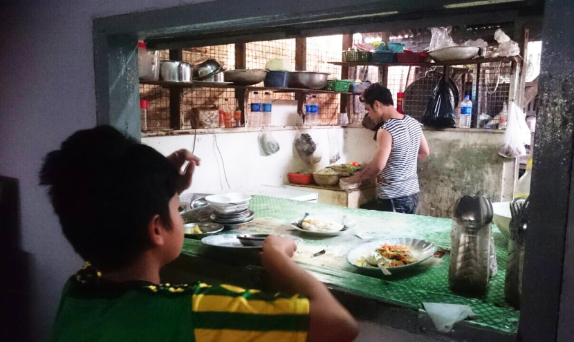 ミャンマーのローカル食堂の厨房