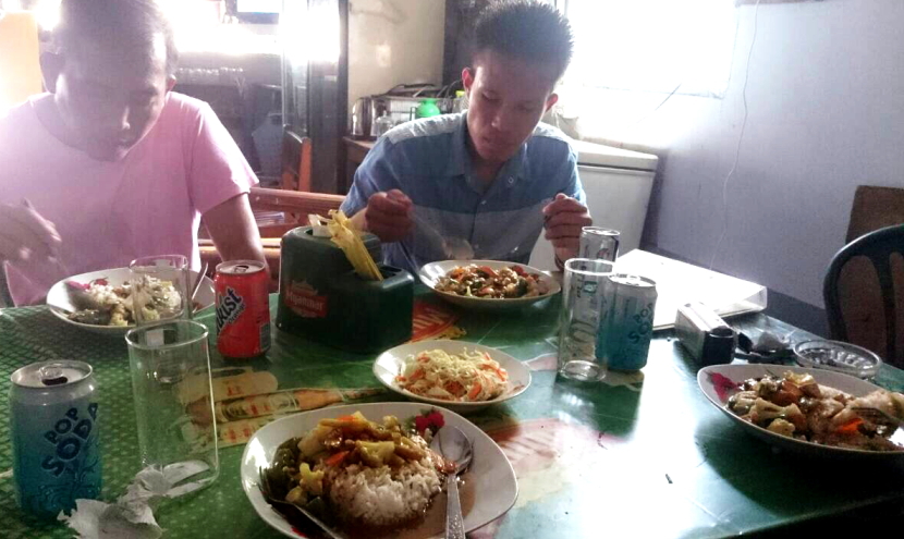 ミャンマーのローカル食堂でランチ
