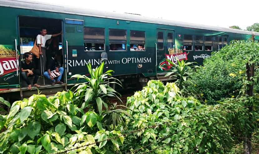 ミャンマーで電車に乗る
