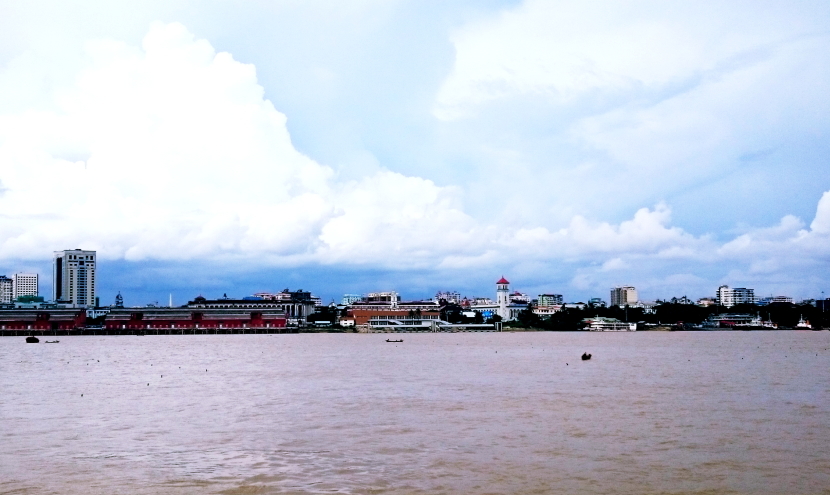 日本からＯＤＡで寄付されたフェリーからヤンゴン市内を眺める